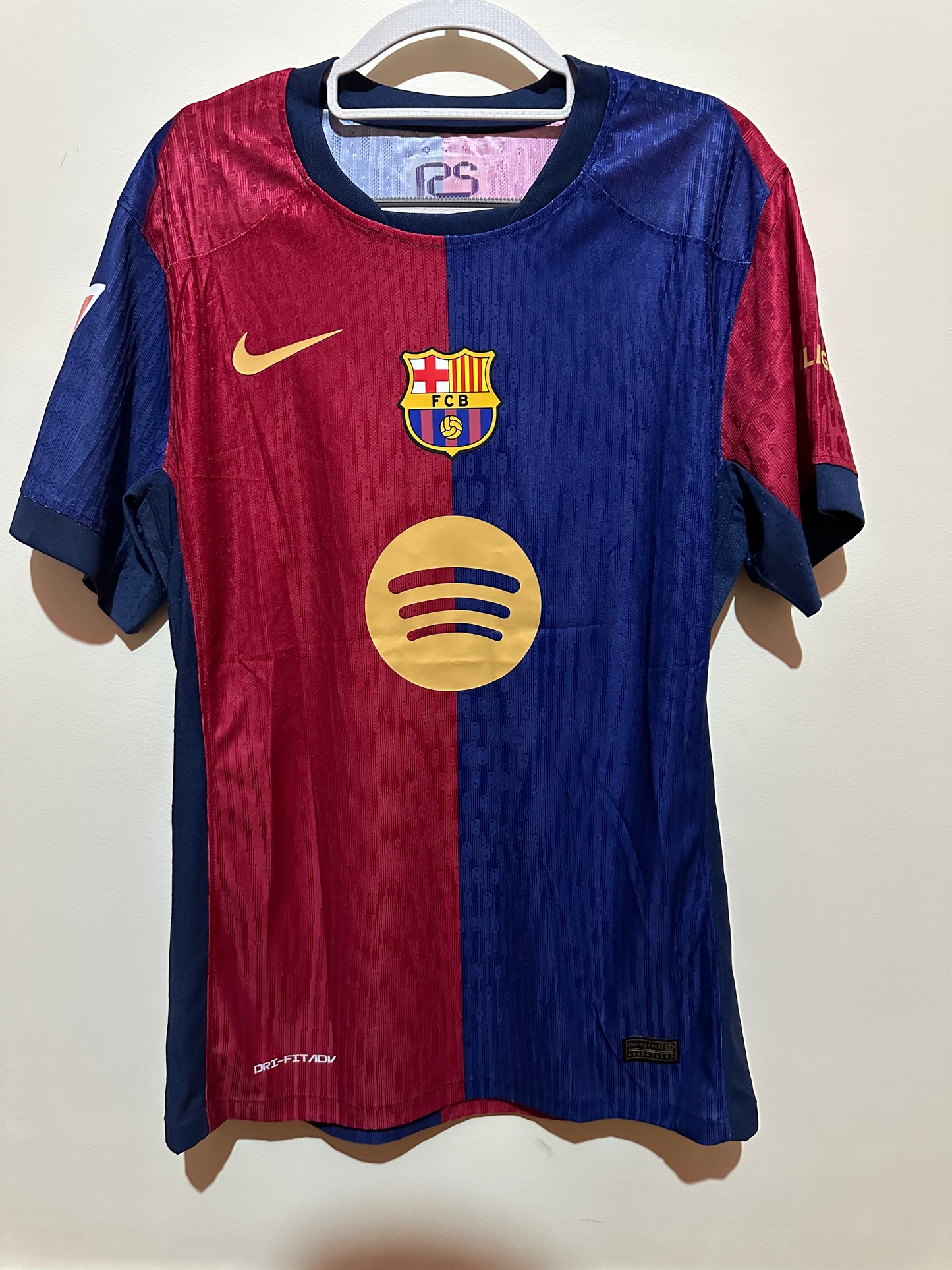 Camisola Principal Barcelona 24/25 PEDRI 8 Versão Jogador La Liga